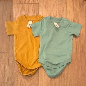 Summer And Storm Onesies, 0-3m. Like new.Bodysuits in Yellow and Green